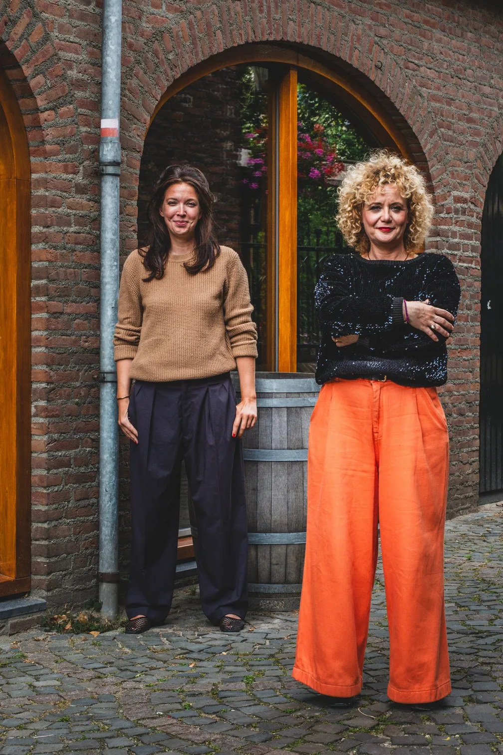 Eefje en Puck samen voor een poort